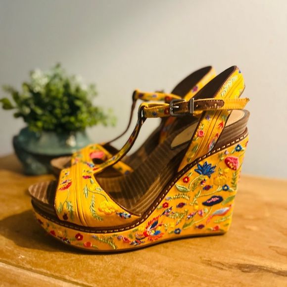 Gianni Bini Yellow Floral Wedge Sandals - Picture 1 of 15
